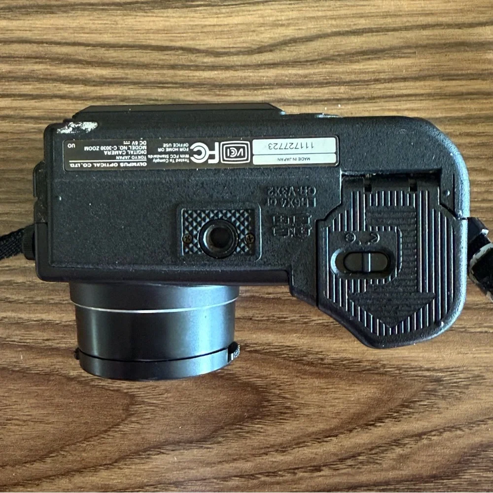 Olympus Camedia Digital Camera w/16MB Smartmedia Card-Battery Door Latch Broken